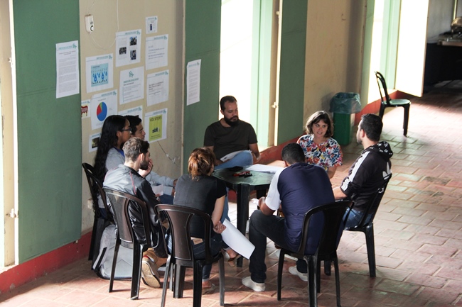 Alunos, professores e analistas se reuniram em grupos para debater temas como Meio Ambiente, Convivência Humana e Tecnologia. Foto: Franciele Xavier (SEE/MG)